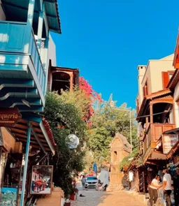 Long Bazaar and King's Tomb